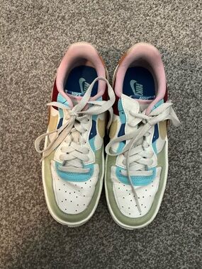 Women’s Nike sneakers - size 8